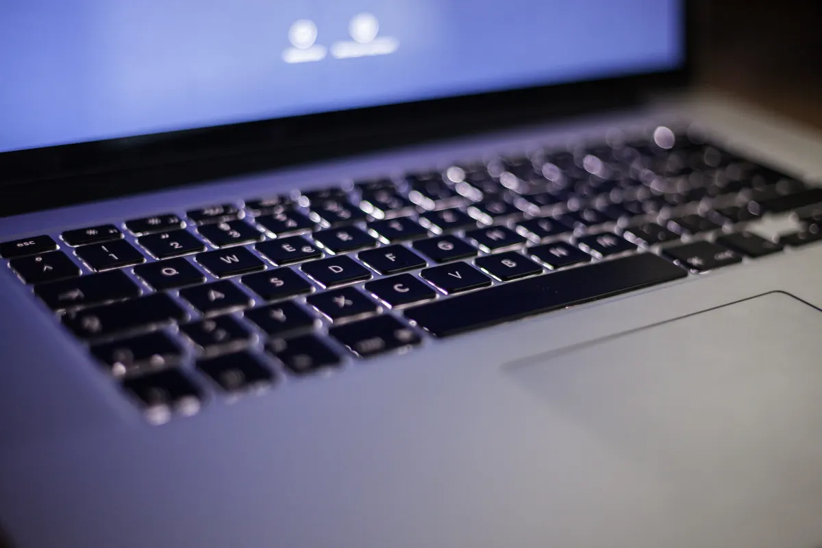 Ordinateur portable au clavier rétroéclairé affichant un écran de connexion