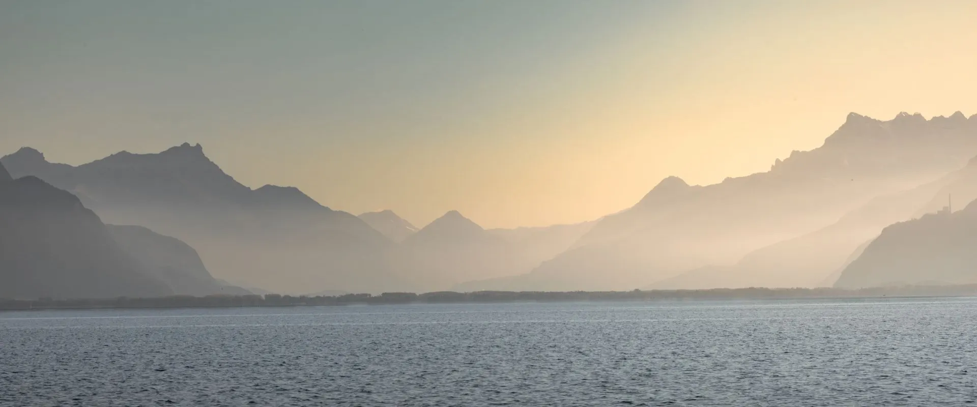 Le Léman et les Alpes dans la brume